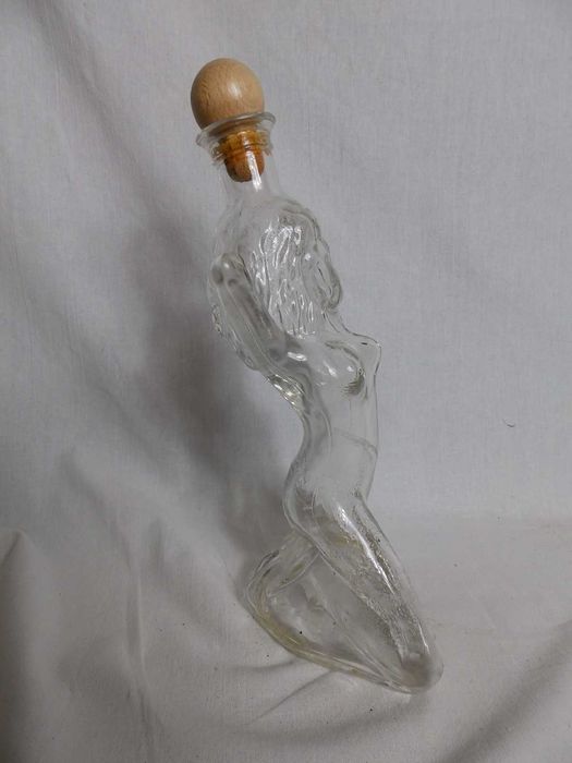 Бутылка стеклянная . Девушка Ню
