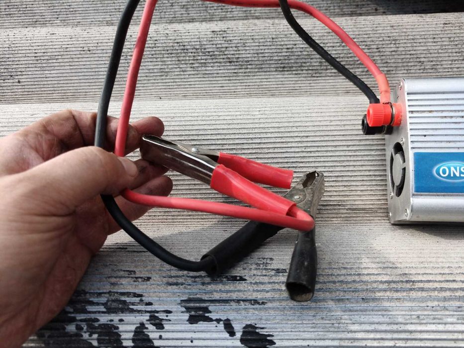 Инвертор напряжени яс 12 на 220 вольт 600 ватт ONS