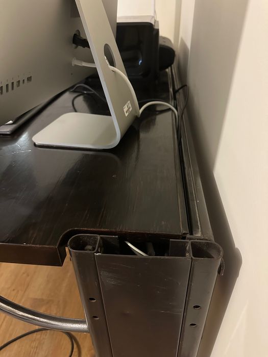 Mesa de escritório eletrificada em madeira maciça