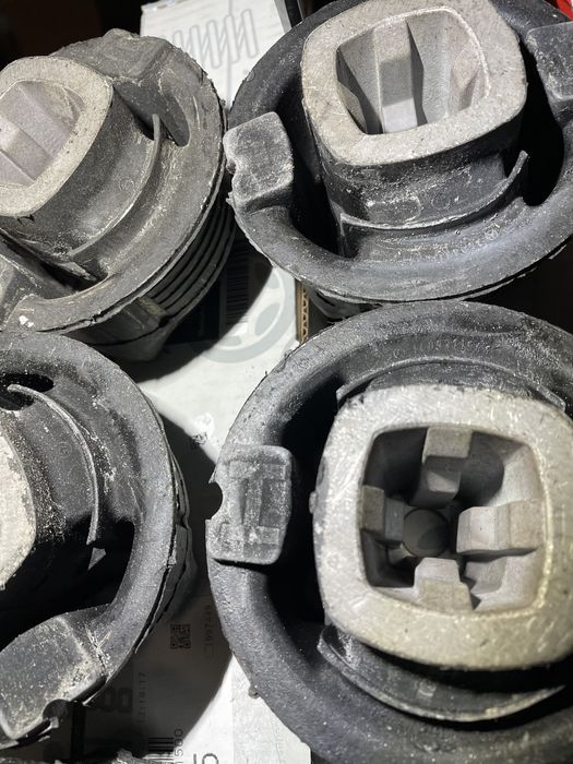 Подушки переднего подрамника Mercedes W140