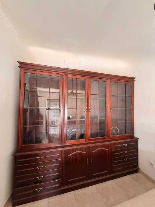 Móvel de Sala em Madeira com Cristaleira