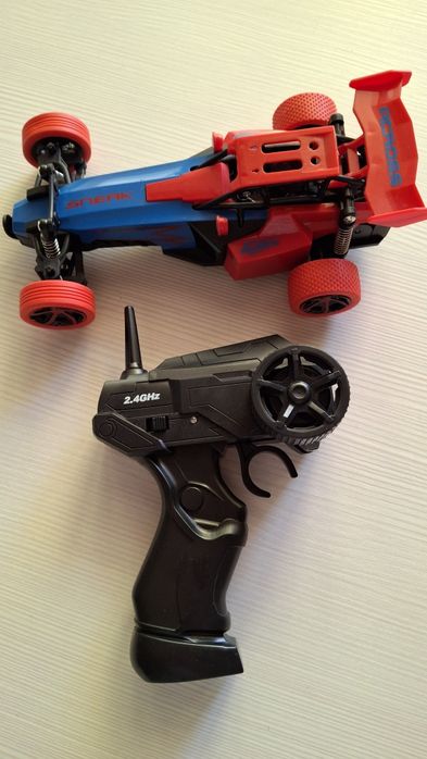 Машинка на радіокеруванні