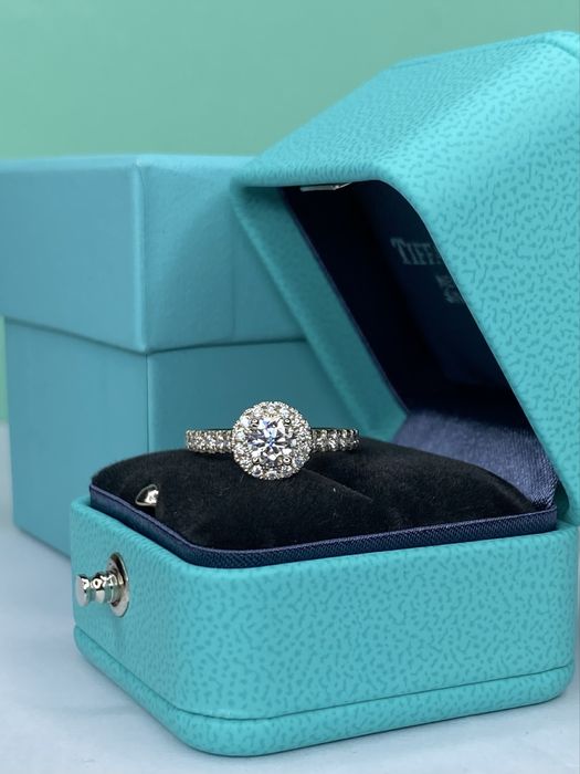 Каблучка в білому золоті з діамантами  в стилі Tiffany Soleste