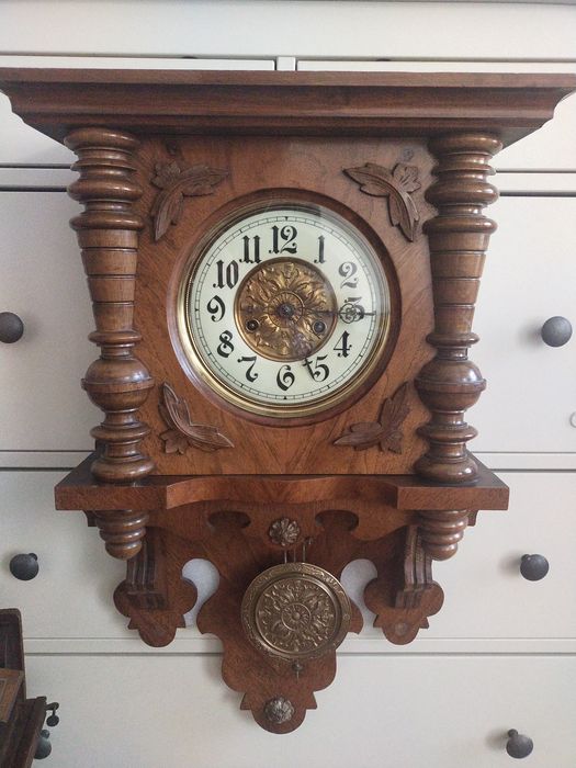 Настенные старинные часы с получасовым боем