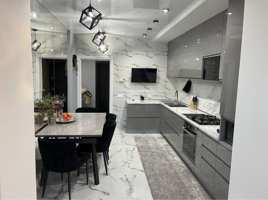 Продається велика  2-х кімнатна квартира з ремонтом. Постанови