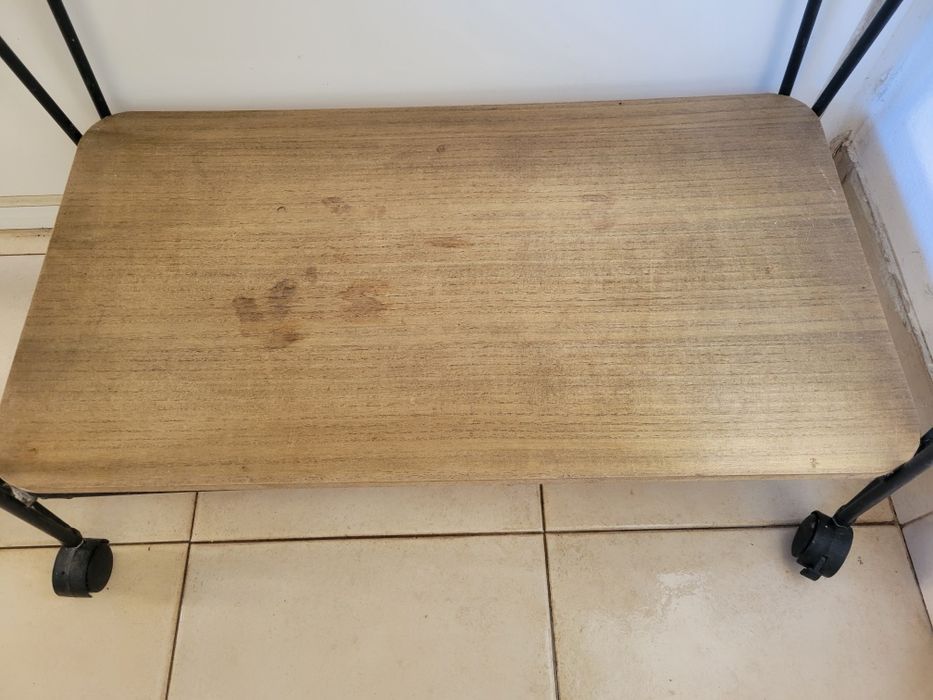 Móvel de apoio com rodas