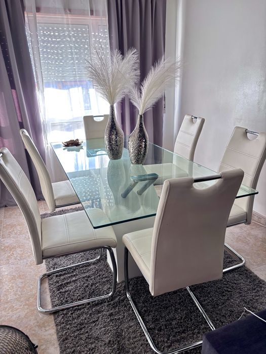 Conjunto Sala de Jantar – Mesa de Vidro + 6 Cadeiras em Pele
