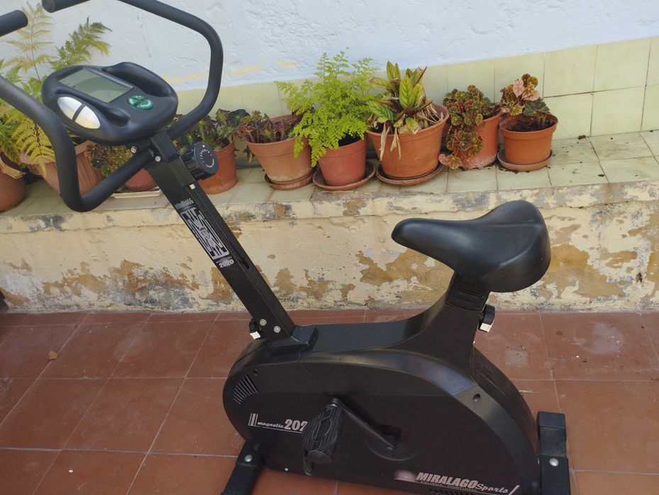 Bicicleta e tábua abdominal de treinamento