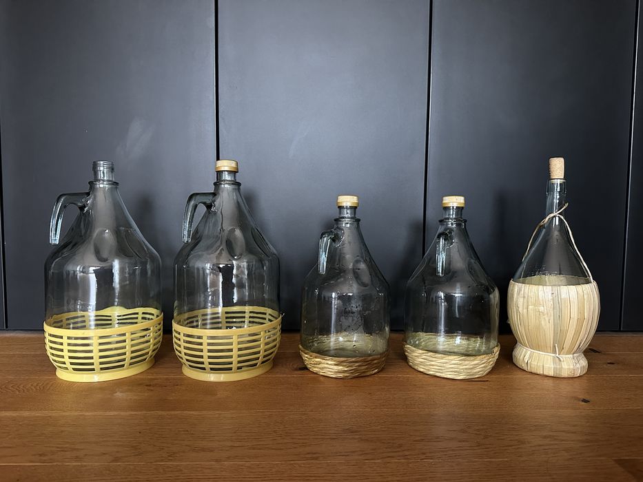 4 gąsiory i 2 karafki, butla, baniak, wino, nalewka