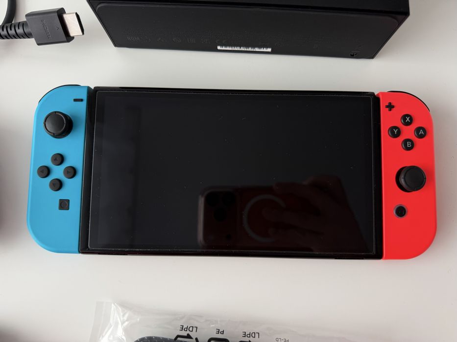 Konsola Nintendo Switch Oled czerwono - niebieska
