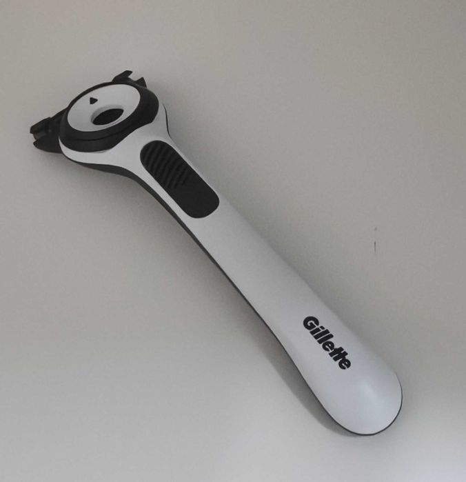 GILLETTE LABS maszynka do golenia + 2 ostrza etui podróżne