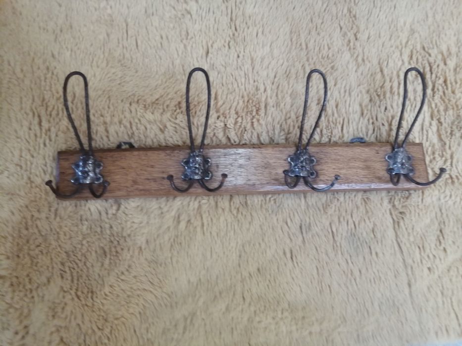 Stary wieszak ścienny do odrestaurowania.