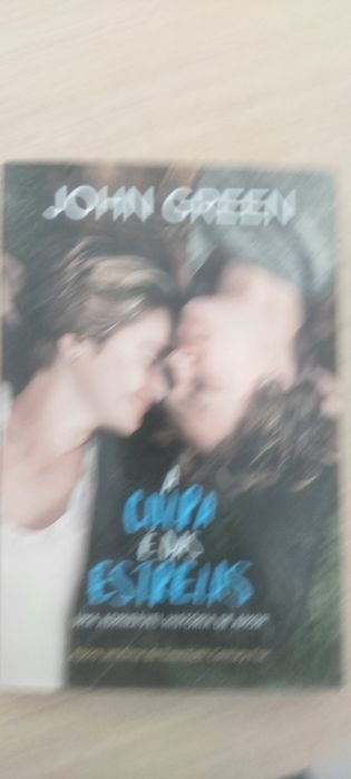 Vendo livro A Culpa é das Estrelas de John Green