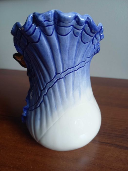 Wazon ceramika porcelana ozdobna z motylem.