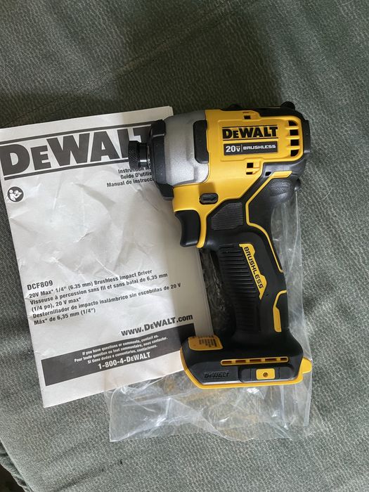 Безщітковий акумуляторний імпакт шуруповерт Dewalt dcf809