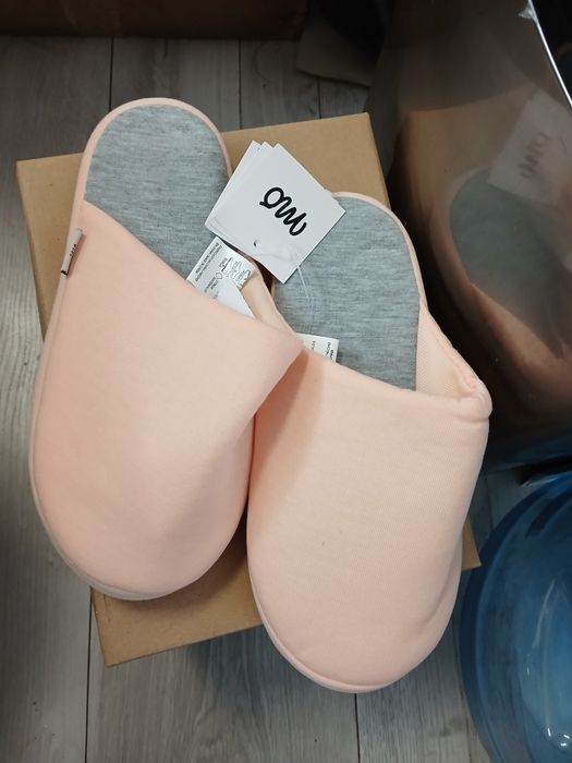 Vários pares de chinelos