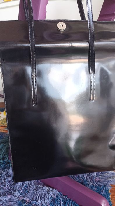 Mala Furla preta em pele envernizada vintage