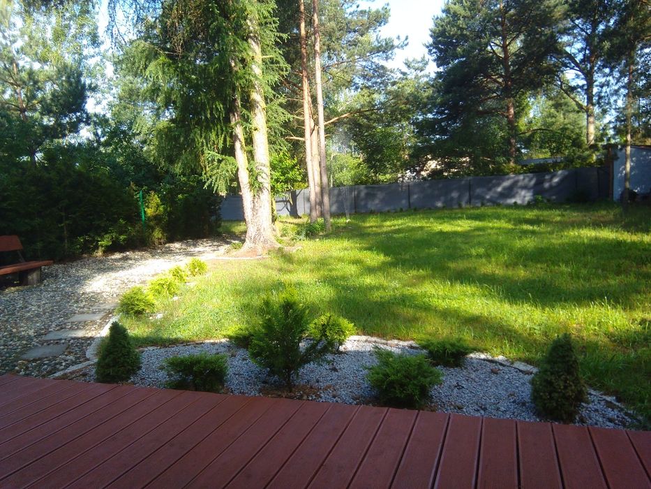 Domek nad zalewem na ogrodzonej działce.