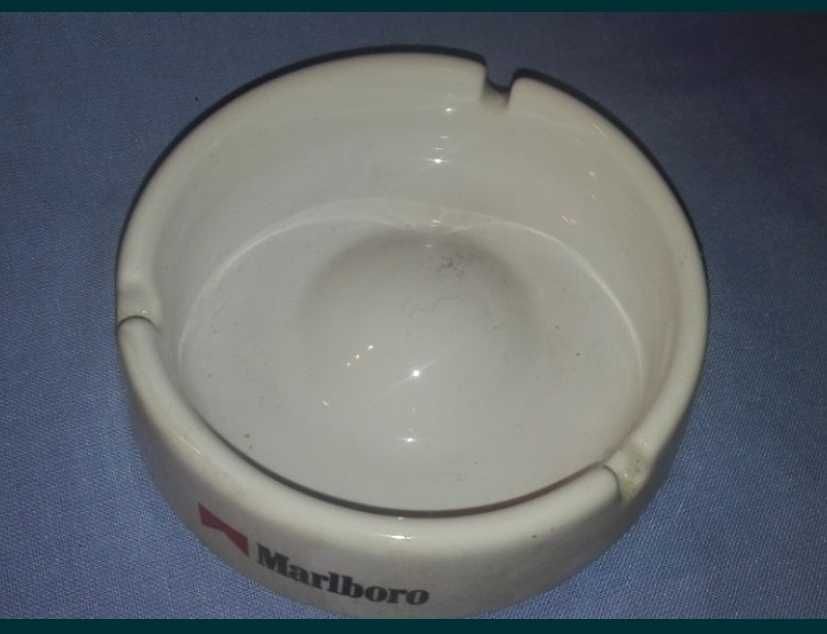 Conjunto de 9 cinzeiros com publicidade