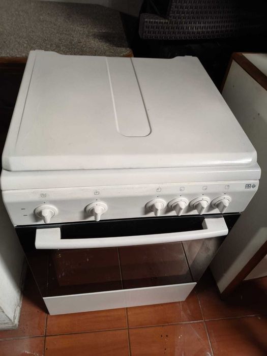 Fogão a gás  e forno eletrico.