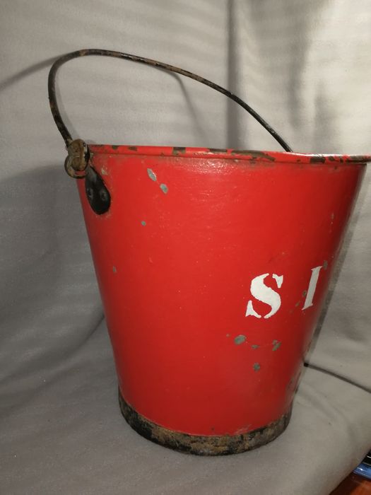 Balde de metal antiga estação de serviço