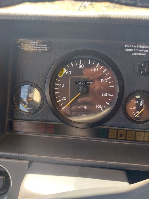 Vende-se autocaravana clássica Mercedes-Benz MB 100 com célula Eura Mobil, muito estimada e em excelente estado geral.