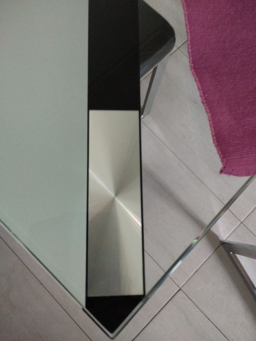 Mesa em vidro com pés pretos