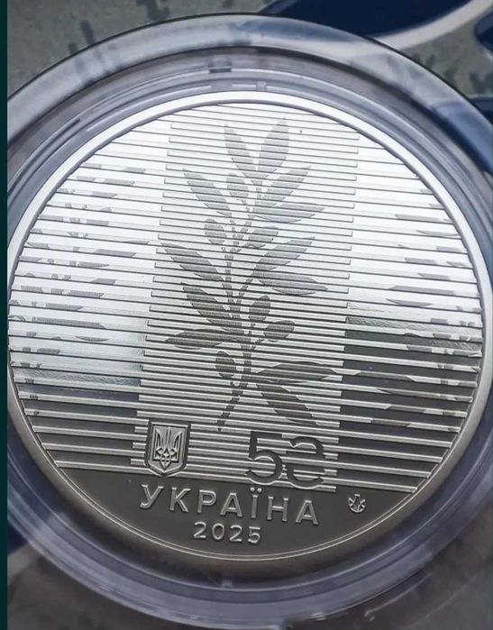 "Дипломатія" у сувенірному пакоуванні.Монети НБУ.