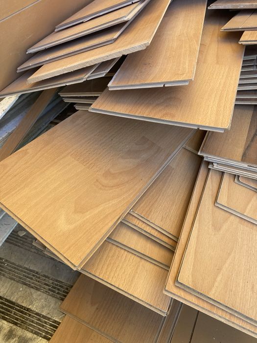 Ламінат б/у  темний  8-5 кв.