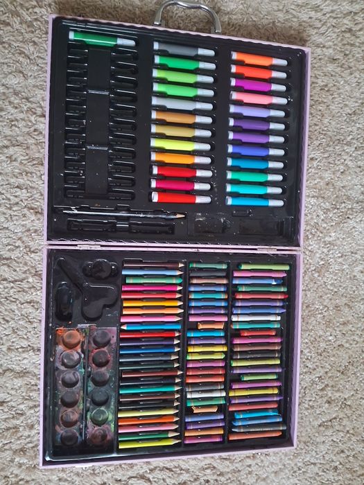 Отдам детский игрушечный чемоданчик с мелками и карандашами
