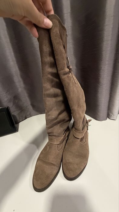 Botas castanhas com fivelas
