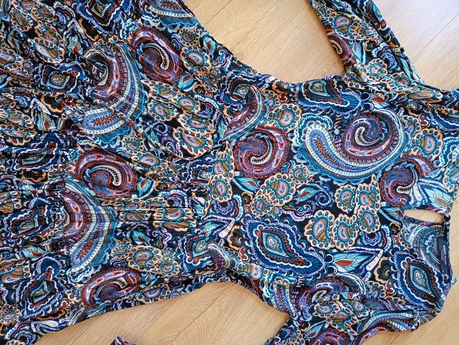 Wielobarwna Sukienka rozkloszowana House M