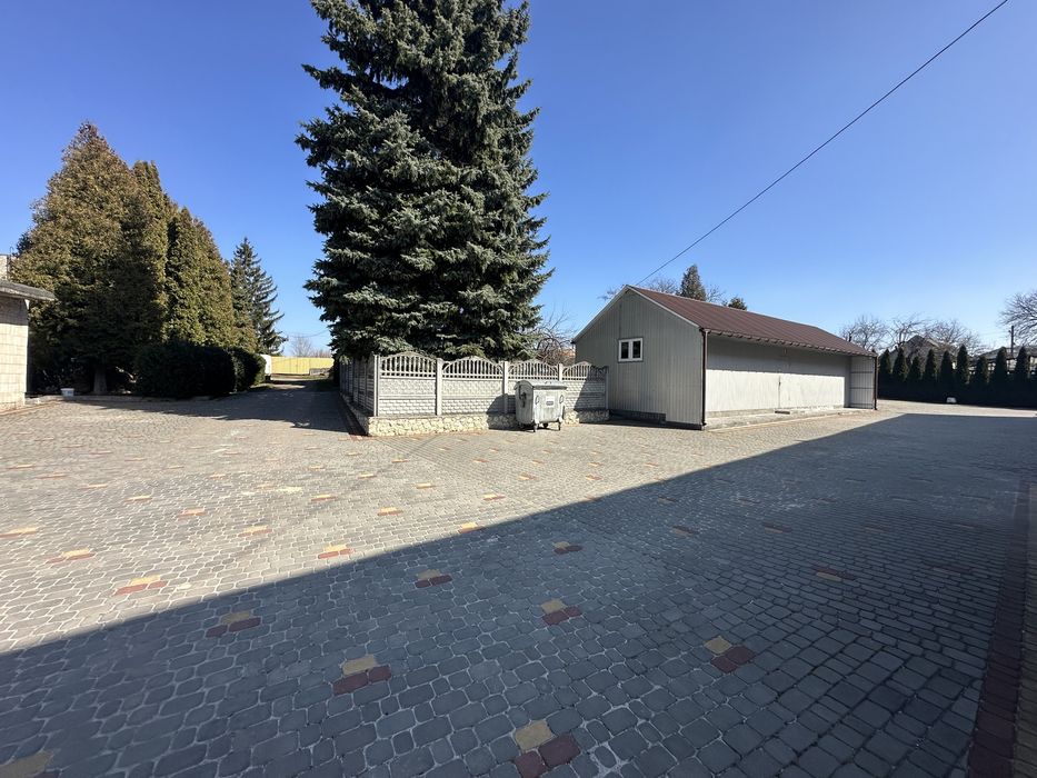 Продається приміщення вільного призначення в пригороді Тернополя.
