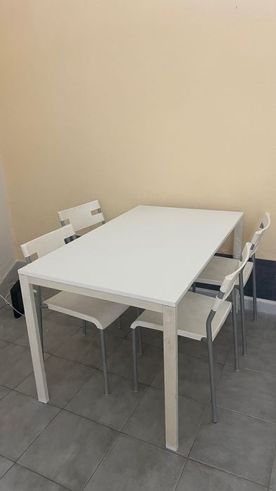 Mesa e cadeiras