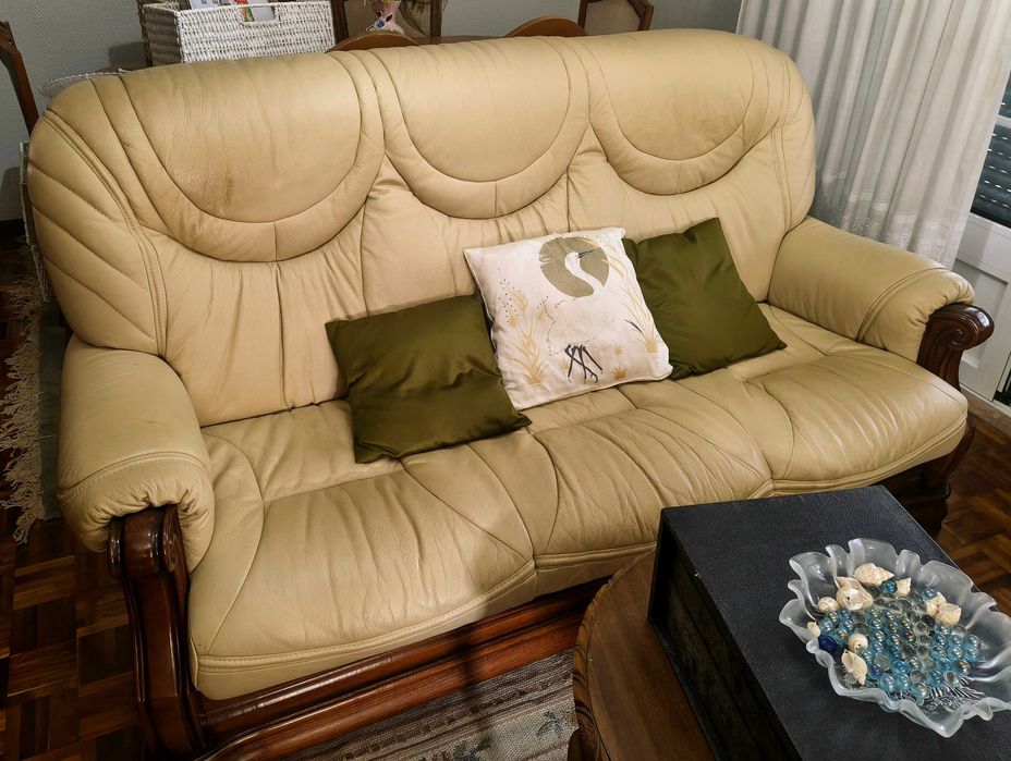 Conjunto de Sofás em Cabedal com Madeira Maciça – Estado Excelente