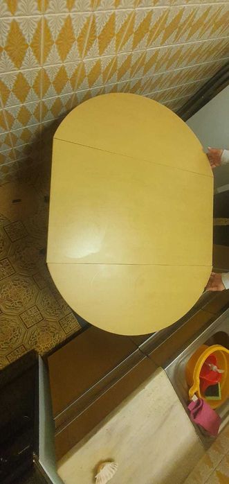 Mesa desdobrável com bancos