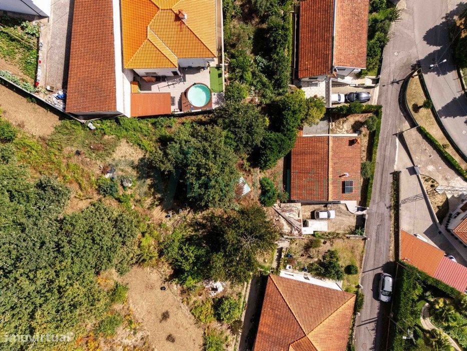 Moradia Térrea com grande potencial | Garagem e Jardim