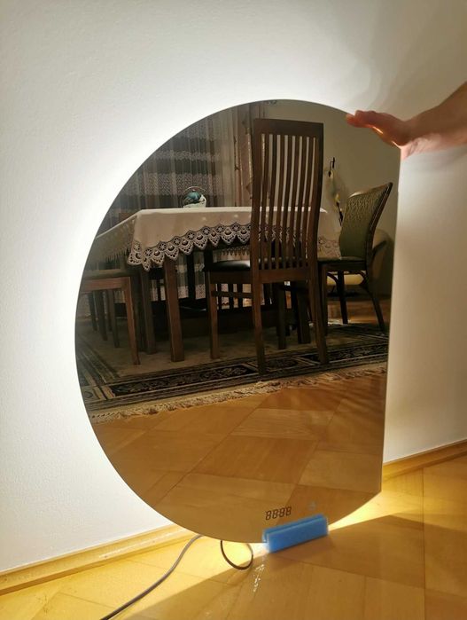 Lustro KOŁO LED ŚCIĘTY Bok (śr. 70 cm) + zegar + mata antyparowa
