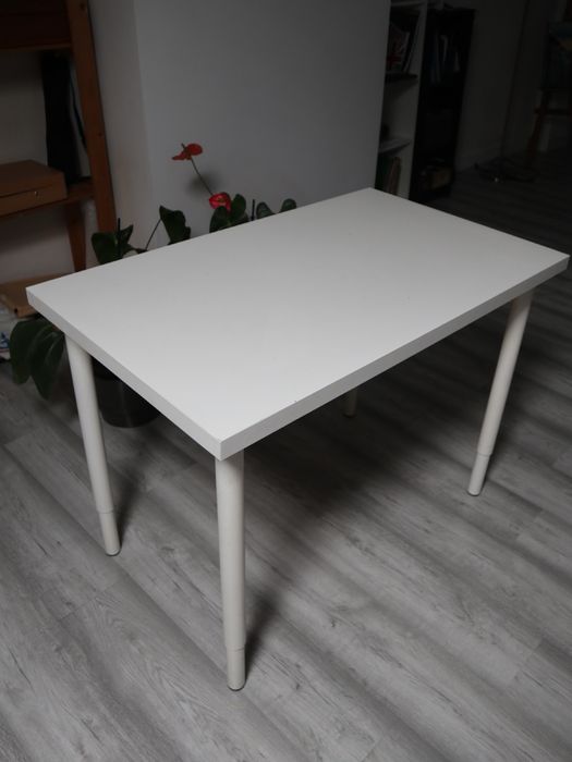 Mesa branca em ótimo estado. Altura ajustável