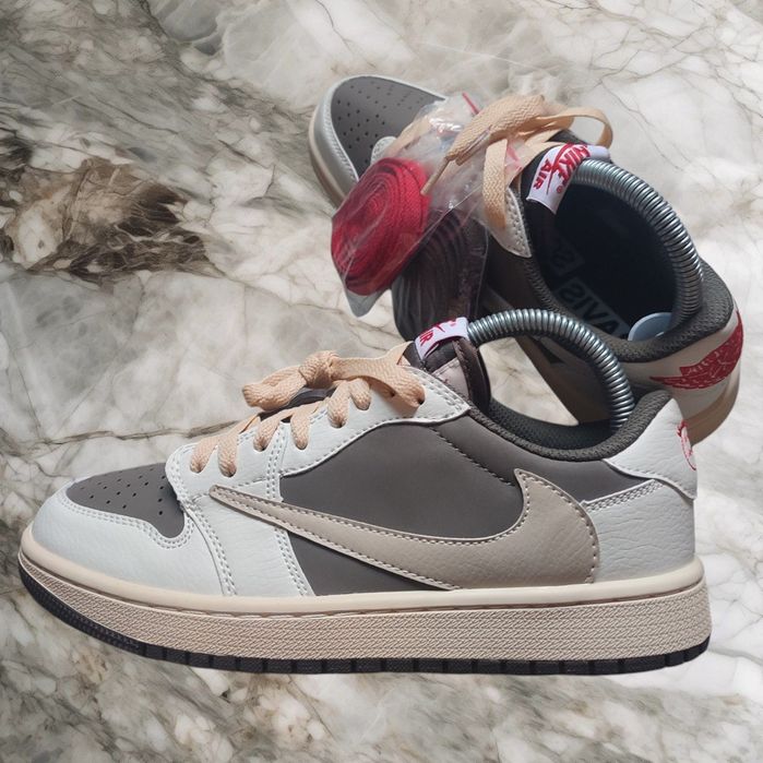 Кросівки оригінал Nike Air Jordan 1 Low × Travis Scott (Розмір 38/24 см)
