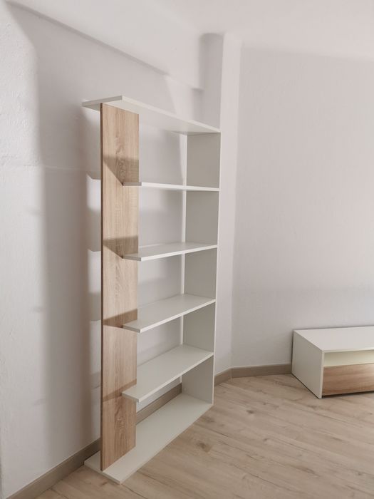 Estante branca e carvalho