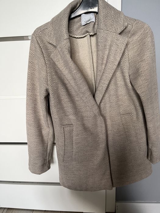 Jasny płaszcz Bershka rozmiar 34