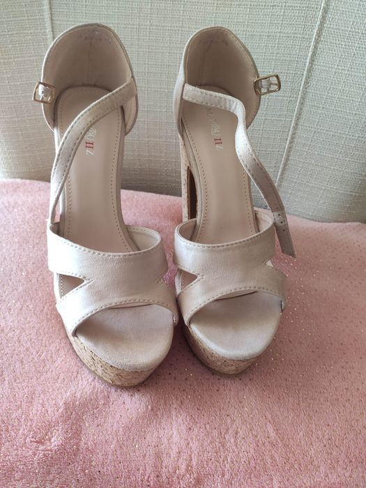 Sandálias novas