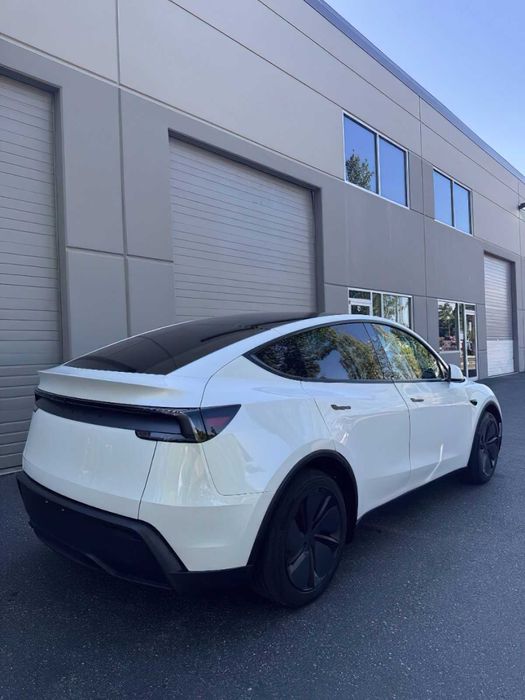 Tesla Model Y Long Range      2026