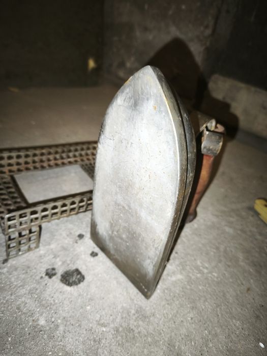 Stare żelazko PRL z drewnianą rączką + podstawka vintage