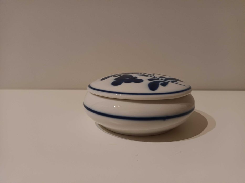 Caixinha de porcelana branca e azul