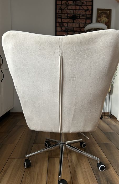 Piękny kremowy fotel