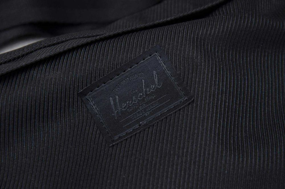 Сумка Herschel Nineteen Cordura Black поясна, водостійка, міцна.