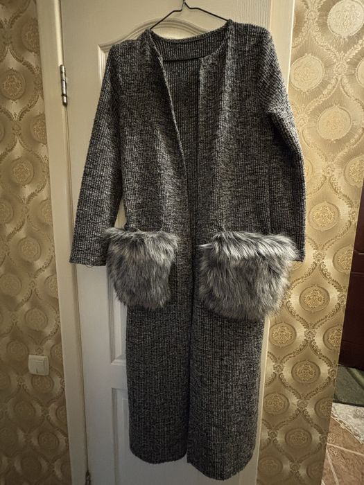 Довгий сірий кардиган з хутряними кишенями