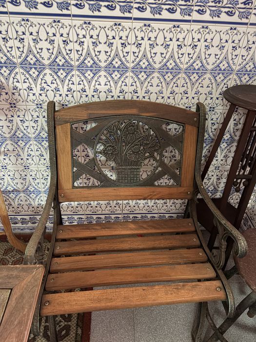 Conjunto Mesa e Bancos de Jardim